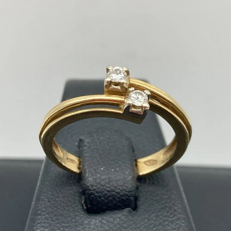 Anello Contrarie' in Oro Giallo 18kt o 750 con Diamanti